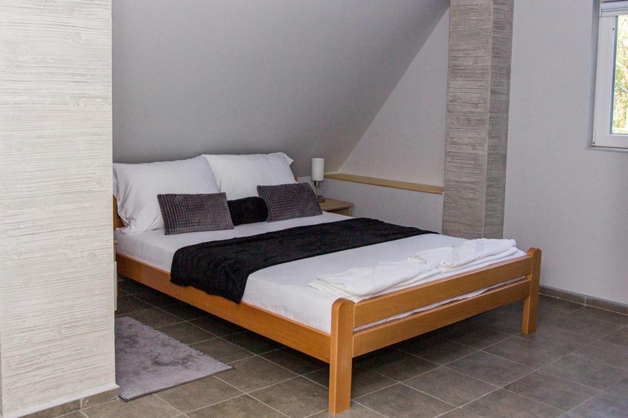 Feher Akac Guest House Palić Exteriör bild