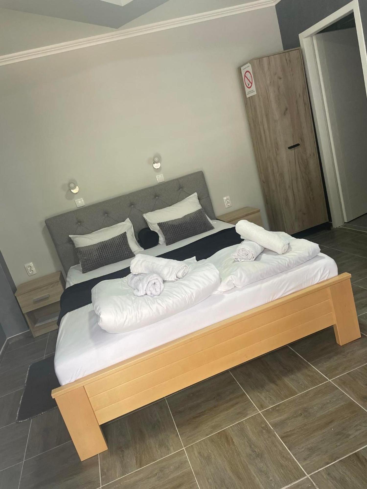Feher Akac Guest House Palić Exteriör bild